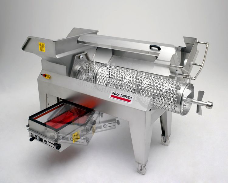 Eraflage du raisin. Le premier pas de élaboration.